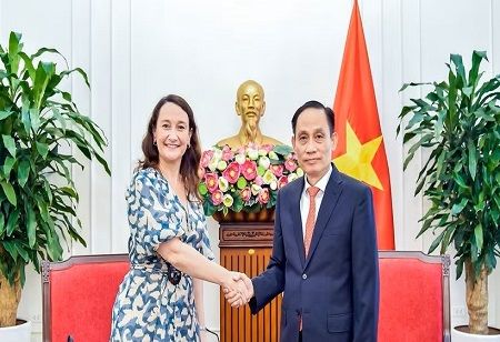 Vietnam, Uruguay Reaffirm Traditional Friendship and Strong Ties